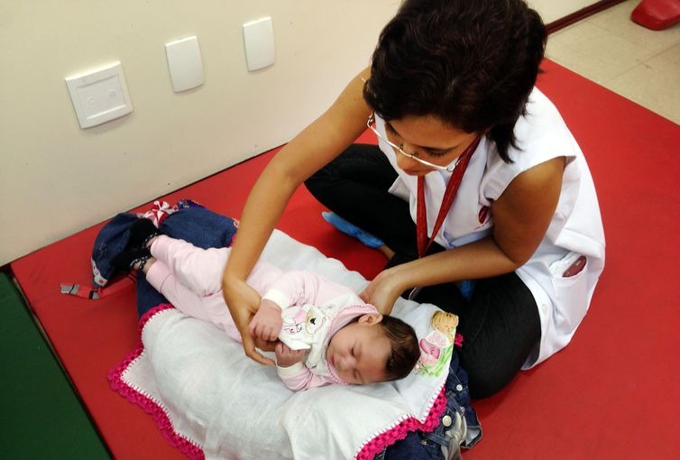 Fisioterapeuta atende bebê com microcefalia - Sumaia Villela/Arquivo Agência Brasil