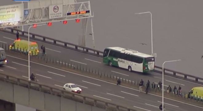 Área foi isolada e trânsito está interditado no sentindo Rio de Janeiro. Reprodução/ Record TV 