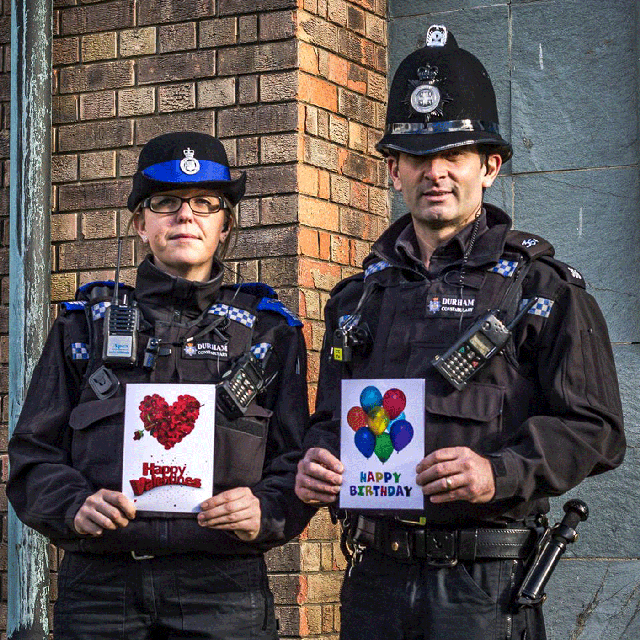 Polícia manda cartões de Dia dos Namorados para ladrões na Inglaterra Ladrões mais notórios vão receber o cartão pessoalmente, da mão de policiais (Foto: Durham Constabulary/Facebook)