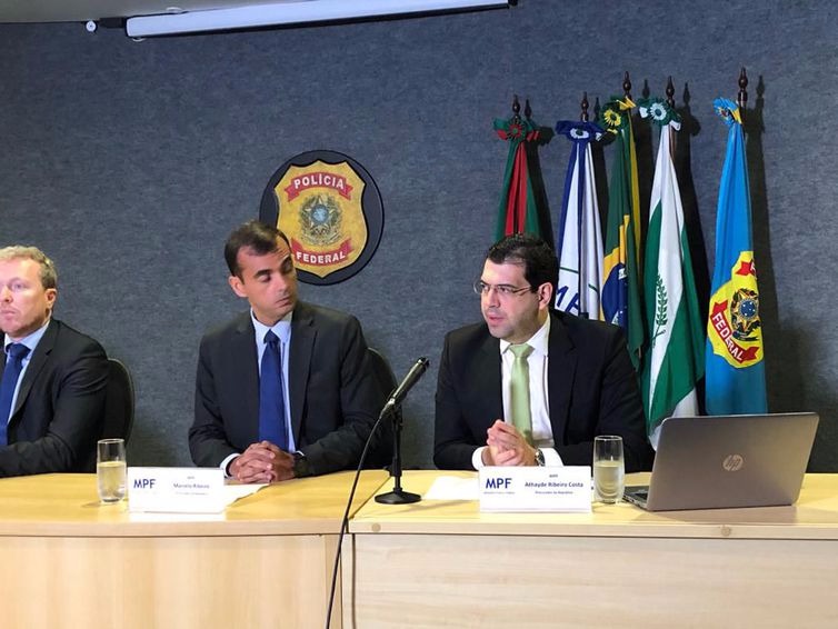 Lava Jato: PF investiga fraudes em contratos que superam R$ 5 bilhões O procurador da República Athayde Ribeiro Costa durante entrevista à imprensa na sede da Polícia Federal, em Curitiba - Divulgação Polícia Federal