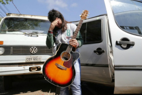 Como o Fiat Doblô foi primeiro a ser atingido pelo caminhão, ficou com a traseira totalmente danificada, o que acabou destruindo o violão de Sander, que o pai afirma ter custado R$ 3.500. (Foto: Gerson Wauber)
