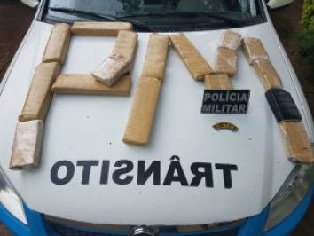 A droga foi encontrada escondida em matagal no Rancho Alegre, região urbana do Lagoa. (PM/Divulgação)