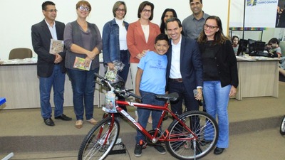 Alunos do projeto varal de charges participam de sorteio de prêmios da Semed