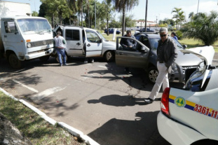 O trânsito no local está lento, já que o acidente ocupou duas pistas da avenida. (Foto: Gerson Wauber)