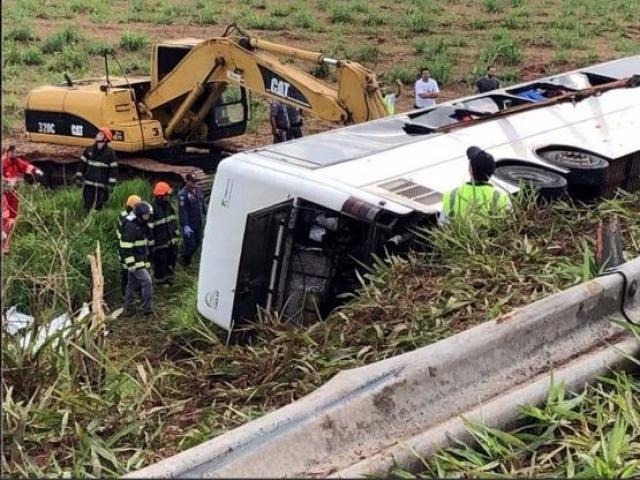 Ônibus que voltava para Três Lagoas tomba matando 2 pessoas e ferindo 15 (Foto: Mil Notícias)