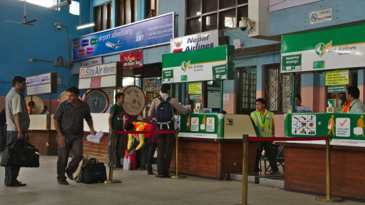 Os 10 piores aeroportos do mundo Cabines de despacho de bagagens da Yeti Airlines no aeroporto de Kathmandu. A.T.T