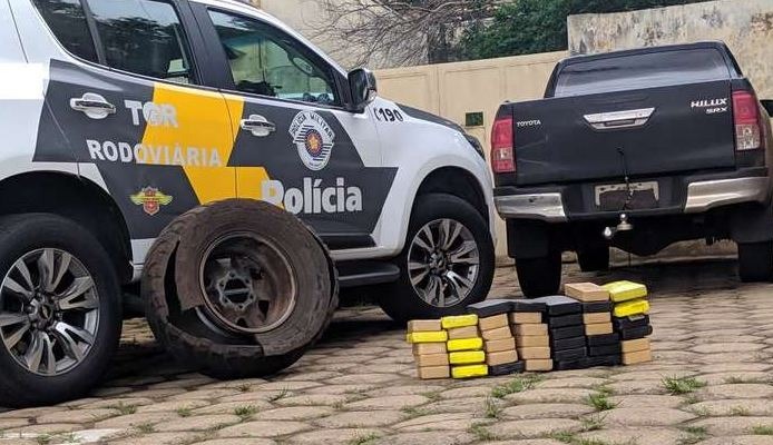 Empresário de Dourados é preso com 31 quilos de cocaína em SP Tabletes de cocaína estavam escondidos no estepe da Toyota Hilux. Divulgação