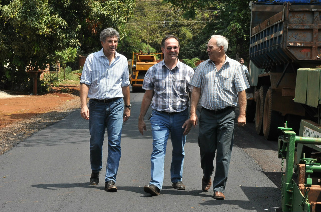 Murilo inicia obras de asfalto e garante que o investimento muda a vida de moradores Acompanhado do vice-prefeito Odilon Azambuja (último à direita), e do secretário de Planejamento Luiz Roberto Martins, Murilo (primeiro à esquerda) vistoriou obras de asfalto e conversou com moradores (Foto: A.Frota)