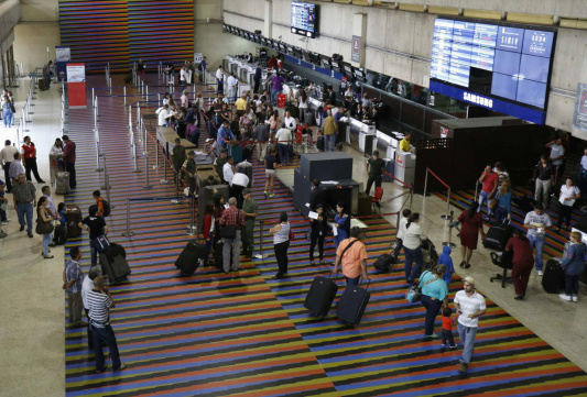 Os 10 piores aeroportos do mundo Passageiros na área de despacho de bagagens do aeroporto Simón Bolívar. GETTY IMAGES