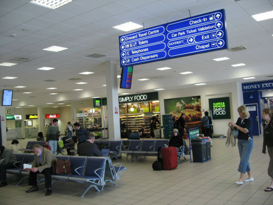 Os 10 piores aeroportos do mundo Uma das salas de espera no aeroporto de Luton LONDON LUTON AIRPORT