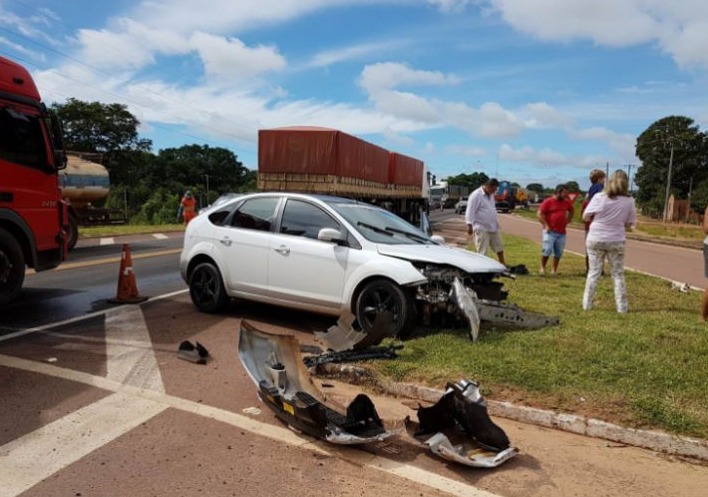 Mãe e filhos saem ilesos após colisão com carreta na BR-163