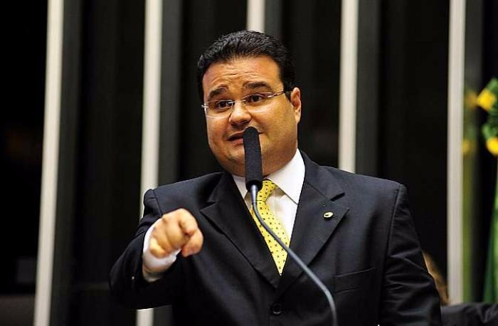 Deputado Fábio Trad vota pela redução do fundão para metade da proposta inicial Deputado Fábio Trad votando em plenário (foto: Cláudio Basílio/PSD)