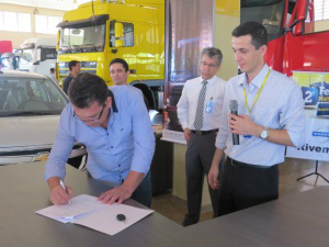 Feirão de veículos começa hoje e deve movimentar R$ 20 milhões Primeiro contrato de venda foi assinado na abertura oficial do Feirão (Foto: Thalyta Andrade)