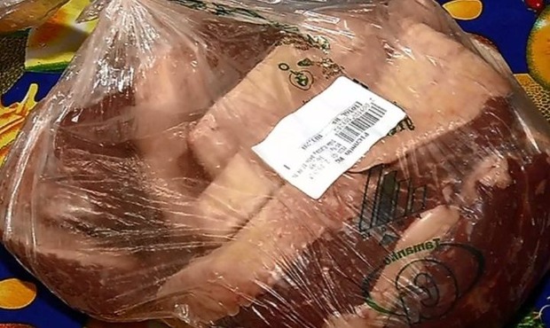 Trio é preso em telhado de mercado após furtar carnes Trio é preso em telhado de mercado após furtar carnes