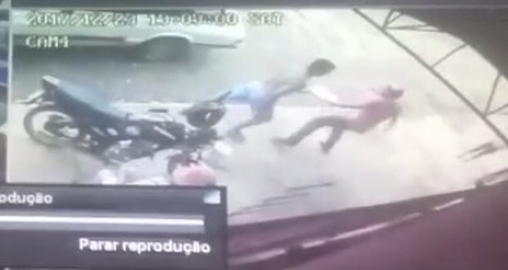 Homem foi atingido por golpes de facão durante briga em conveniência no loteamento Cristo Redentor (Foto: Polícia Civil/Divulgação)