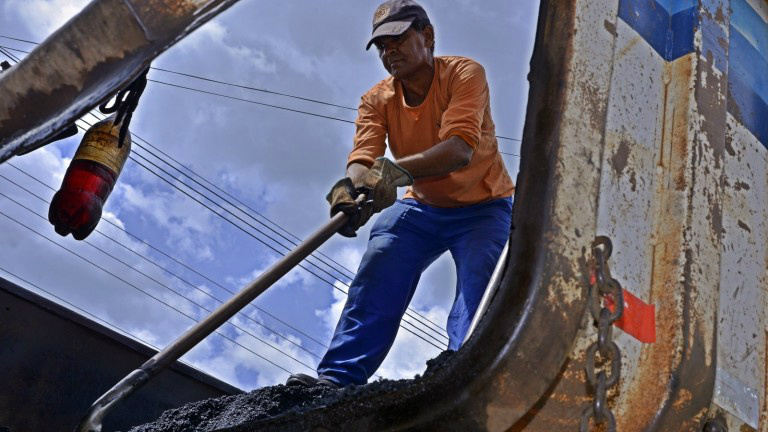 Mais de 750 trabalhadores estão nas ruas no tapa-buraco, limpeza de canteiros de avenidas e escolas Divulgação