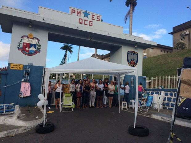 Mulheres de PMs seguem ocupação das portas de batalhões no ES Mulheres seguem ocupação nas portas dos batalhões em Vitória (Foto: Juliana Borges/ G1)