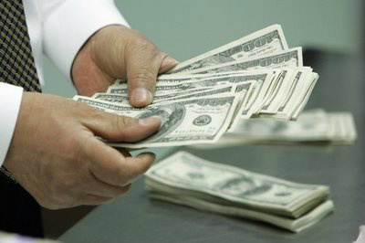 Dólar sobe e atinge o maior valor desde fevereiro Dólar sobe e atinge o maior valor desde fevereiro
