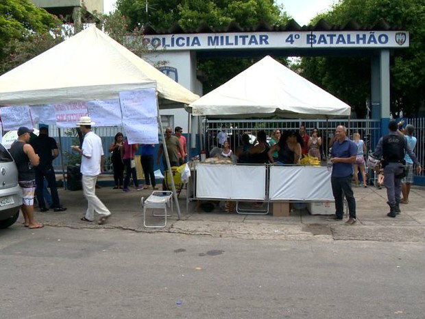 ES chega ao 8º dia sem PM nas ruas e soma 137 mortes, diz sindicato Manifestação de familiares de PMs na frente do 4º Batalhão, em Vila Velha (Foto: Reprodução/ TV Gazeta)