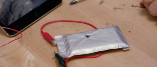 Cientista dos EUA cria bateria de celular que não explode