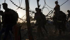 Os refugiados entraram na hungria pela fronteira de Röszke, onde o governo húngaro tinha uma barreira de arame farpadoEPA/Valdrin Xhemaj/Agência Lusa/Direitos Reservados