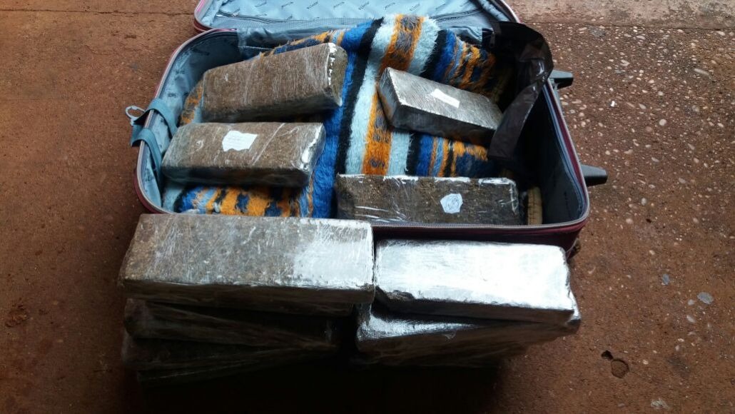 Jovem é preso com com maconha na rodoviária de Dourados Mala encontrada no interior do ônibus. Foto: Osvaldo Duarte