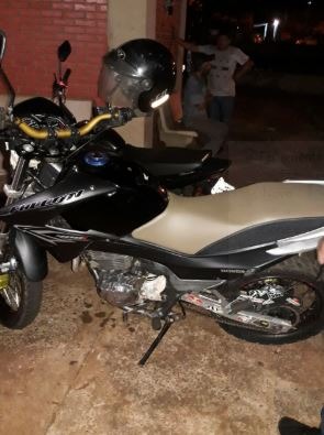 Homem é detido por populares com moto furtada e arma de fogo