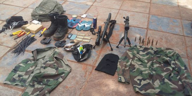 Armas e material apreendidos com o grupo.