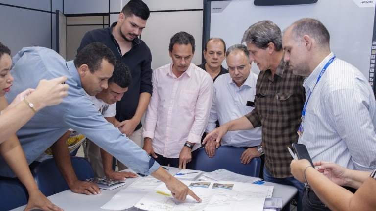 Prefeito entrega na Caixa projeto para início de pavimentação no Nova Campo Grande Foto: Diogo Gonçalves