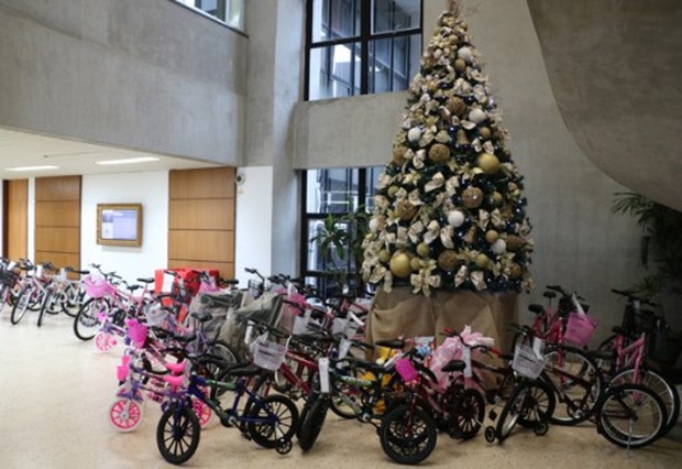 Mais de 300 crianças ainda aguardam padrinhos para o Natal em campanha Mais de 300 crianças ainda aguardam padrinhos para o Natal em campanha
