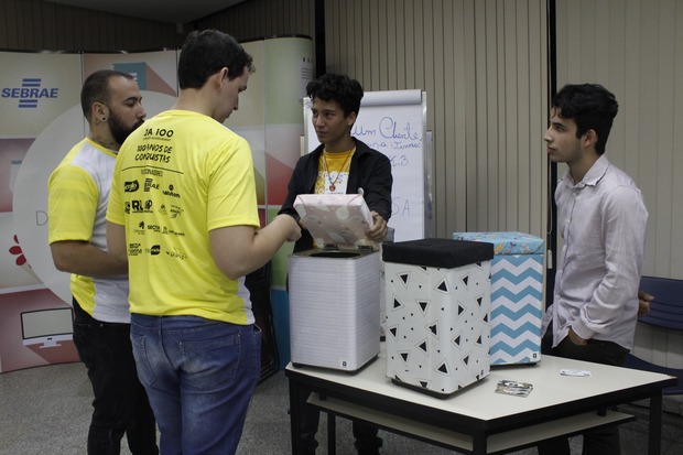 Feira de miniempresas apresenta produtos inovadores de estudantes