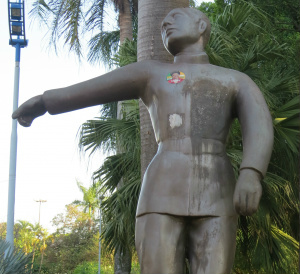 Em véspera de eleições, estatua de Antônio João vira alvo de cabos eleitorais Nem mesmo estátua de António João escapou dos cabos eleitorais - Foto: Rodrigo Bossolani
