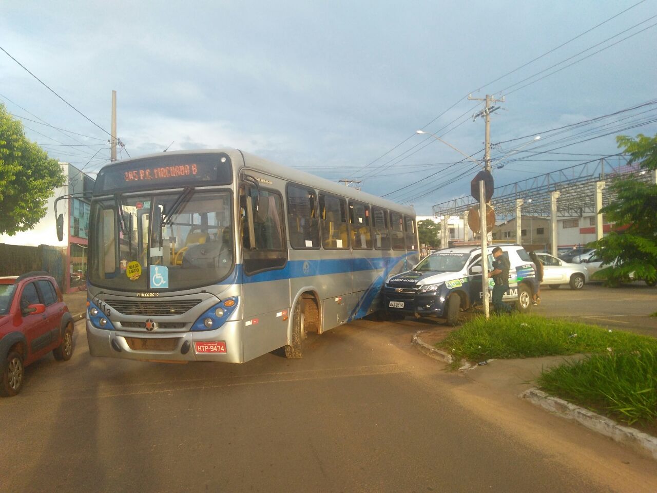 Ônibus e viatura da Polícia Militar se envolvem em acidente Ônibus e viatura da Polícia Militar se envolvem em acidente