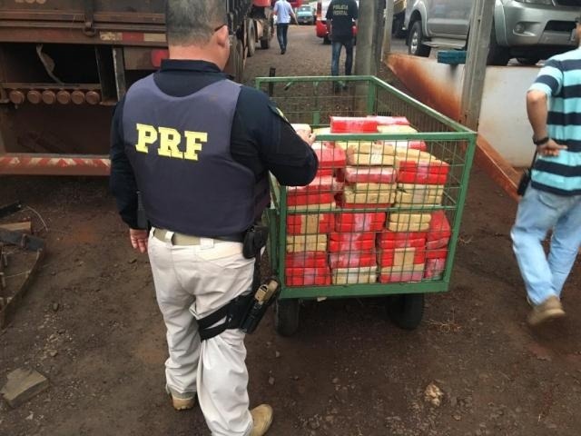 Apreensão de cocaína em Dourados totalizou 386 quilos A cocaína pura estava separada em tabletes vermelhos e a pasta base em tabletes marrons. Divulgação/PRF