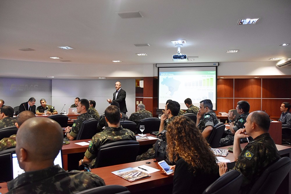 Fiems apresenta panorama industrial a oficiais do Exército Fiems apresenta panorama industrial a oficiais do Exército