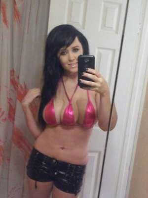 Mulher que alega 'terceiro seio' assume identidade falsa Foto: Jasmine Tridevil / Facebook / Reprodução