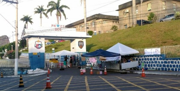 Mulheres continuam na porta do QCG (Foto: Naiara Arpini/ G1)