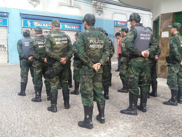 Policiais Militares se apresentaram em diferentes pontos de Vitória, neste domingo (12) (Foto: Raquel Lopes/ A Gazeta)
