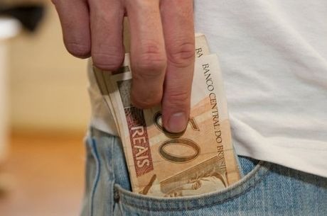 Empregadores têm até amanhã para depositar 2ª parcela do 13º salário Montante a ser recebido pelos 81 milhões de profissionais que atuam com carteira assinada é inferior ao da parcela paga em novembro. Marcos Santos/USP Images