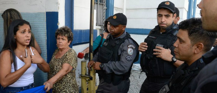 No Rio, protestos de familiares ganham o apoio de policiais