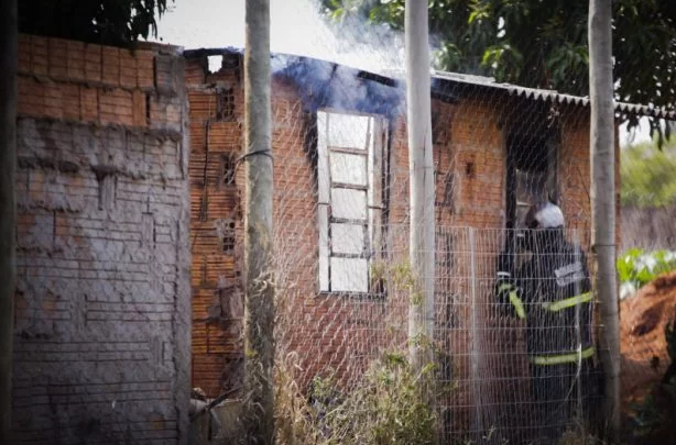 Casa pega fogo e por pouco mãe e filhos que dormiam não se feriram (Marcos Ermínio,Midiamax)