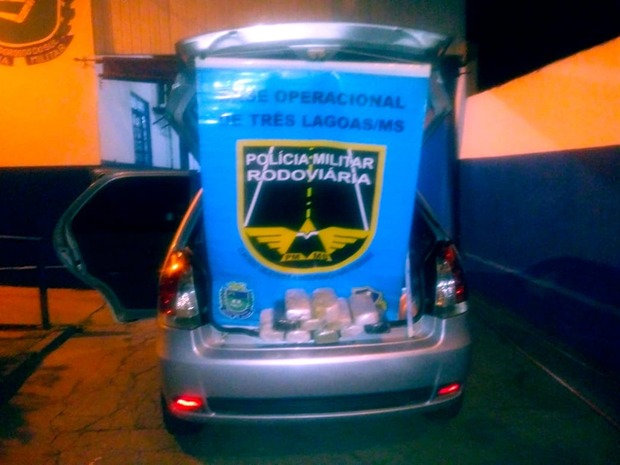 Cocaína avaliada em R$ 228 mil é apreendida na MS-395 Cocaína avaliada em R$ 228 mil é apreendida na MS-395