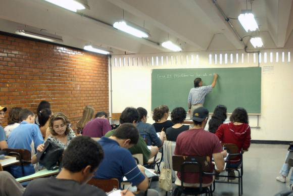 A reforma do ensino médio define que as escolas devem passar a oferecer opções de itinerários formativos para os estudantes.
Arquivo/Agência Brasil
