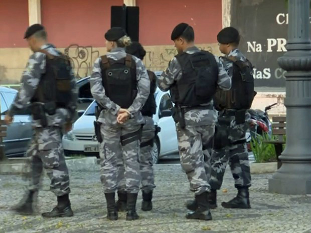 Policial militar na rua após chamado do comando da PM, no Centro de Vitória (Foto: TV Globo)
