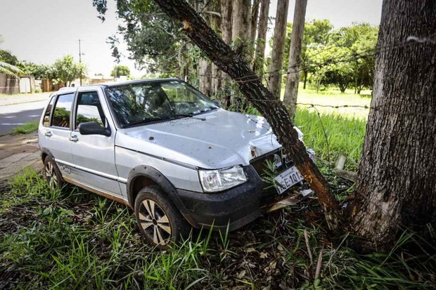 Carro bate em árvore após motorista ter crise de convulsão (Henrique Arakaki/Midiamax)