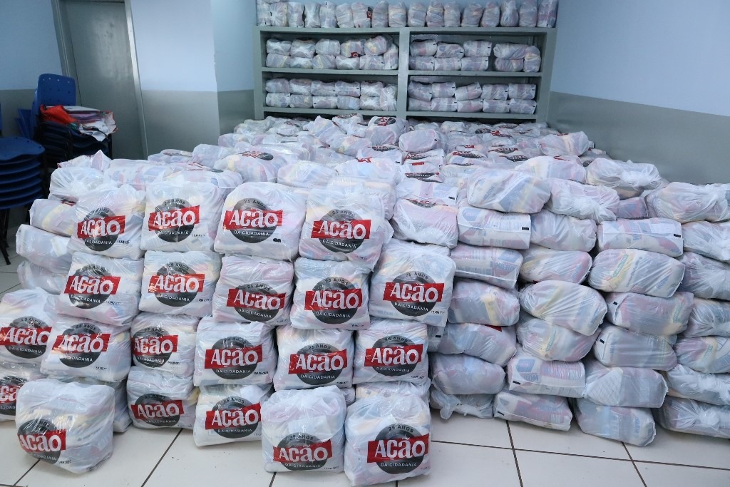 A prefeita Délia Razuk e a secretária Fátima Alencar acompanham a chega de mil cestas de alimentos que serão destinadas às famílias indígenas. A. Frota