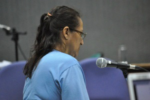 Durante julgamento, mulher nega ter planejado a morte do marido com o filho Aparecida negou as acusações durante julgamento nesta manhã. (Foto: Marcelo Calazans)