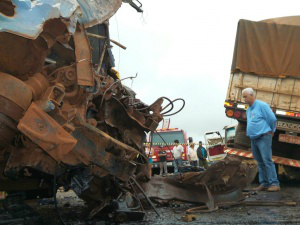 Identificada vítima fatal de acidente próximo a Itahum Frente do caminhão ficou destruída (Foto:Adriano Moreto)