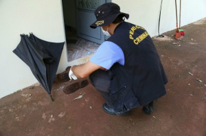 Delegado acha bilhete e acredita que casal foi assassinado por vingança Peritos colheram impressões digitais (Foto: Fernando Antunes)