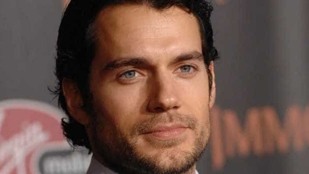 Após 'Superman', Henry Cavill é bruxo em série da Netflix